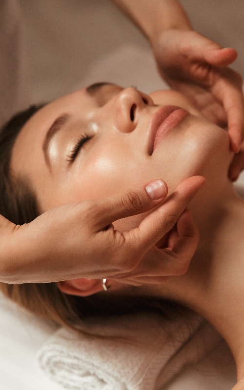 Junge Frau bei Wellness-Behandlung