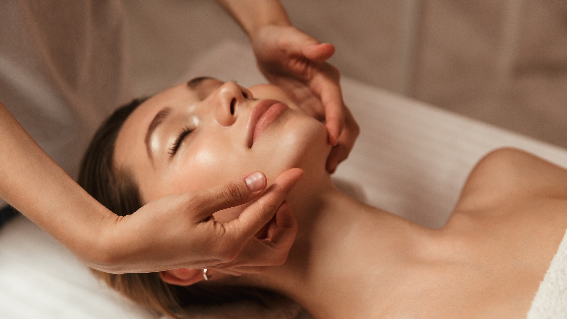 Junge Frau erhält eine Wellnessbehandlung